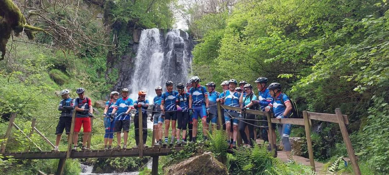 Le groupe devant une cascade