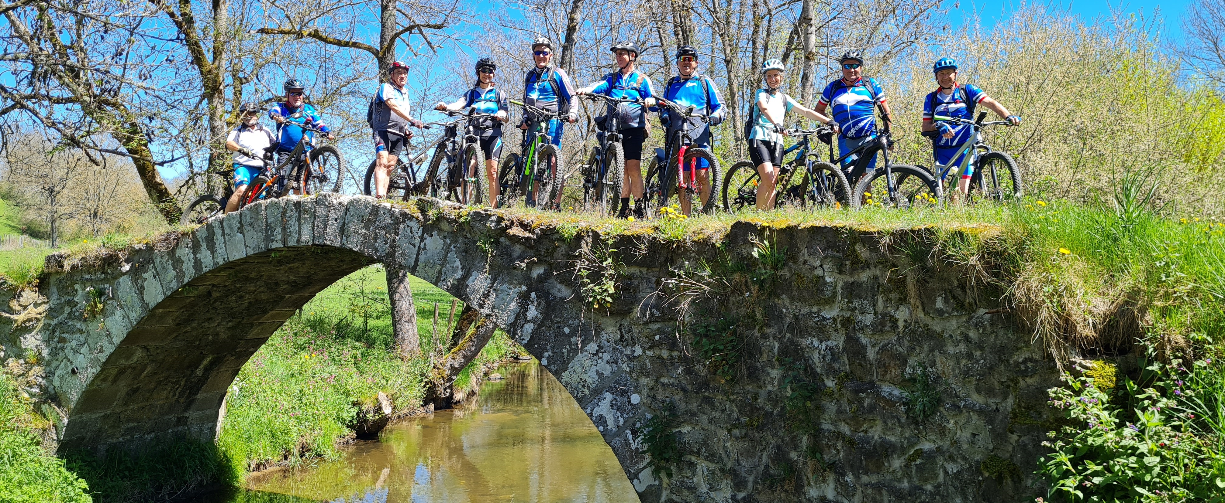 Vététistes sur un vieux pont de pierre